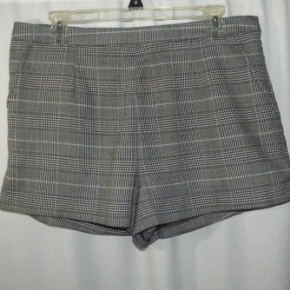 Cute Forever 21 Hound-tooth Plaid Shorts. - Picture 5 of 7